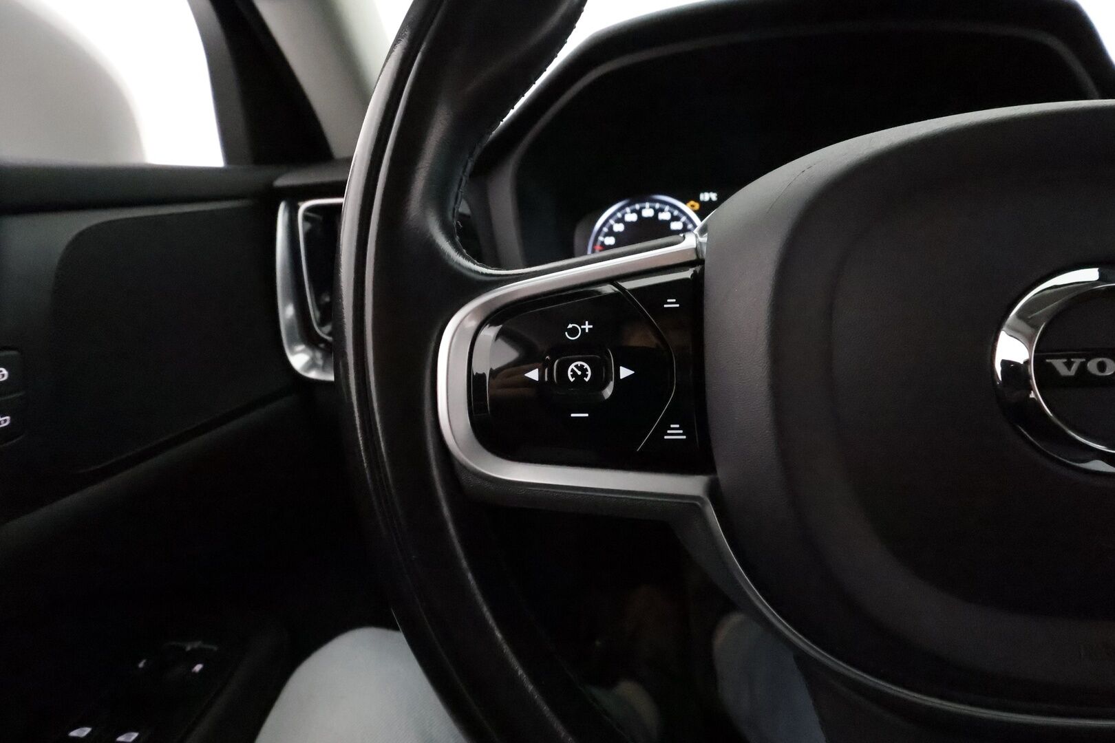 Volvo V60 2019 D3 AWD Momentum aut *Webasto / ACC / Full-LED / P.Kamera / Navi / Kaistavahti / KeylessGO* - Kahdet Renkaat
