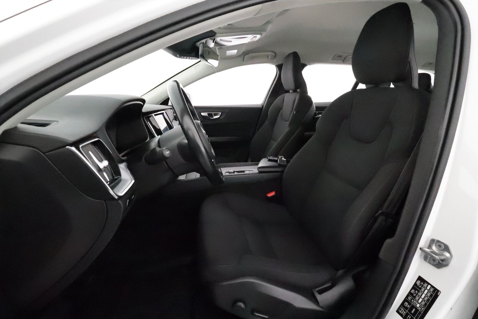 Volvo V60 2019 D3 AWD Momentum aut *Webasto / ACC / P-kamera / Navi / Kaistavahti / KeylessGO / Full LED* - *Kahdet renkaat & vanteet / Jakohihna vaihdettu!* - Osta nyt, maksa vasta ensi vuonna