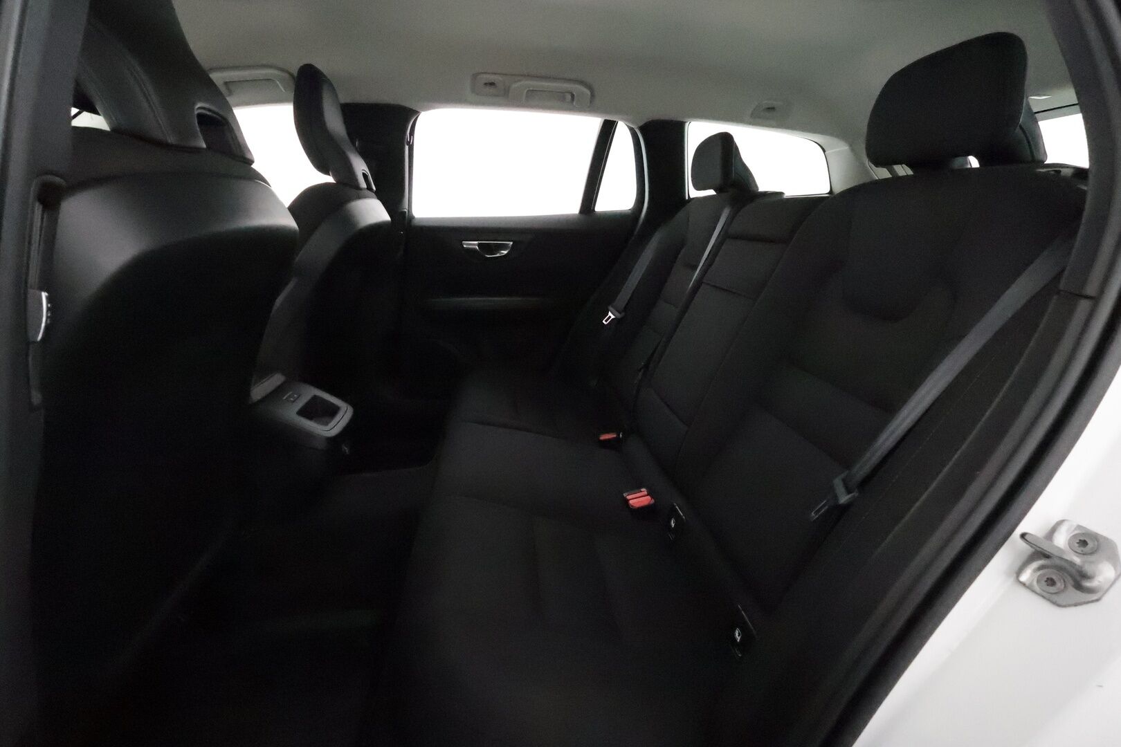 Volvo V60 2019 D3 AWD Momentum aut *Webasto / ACC / P-kamera / Navi / Kaistavahti / KeylessGO / Full LED* - *Kahdet renkaat & vanteet / Jakohihna vaihdettu!* - Osta nyt, maksa vasta ensi vuonna