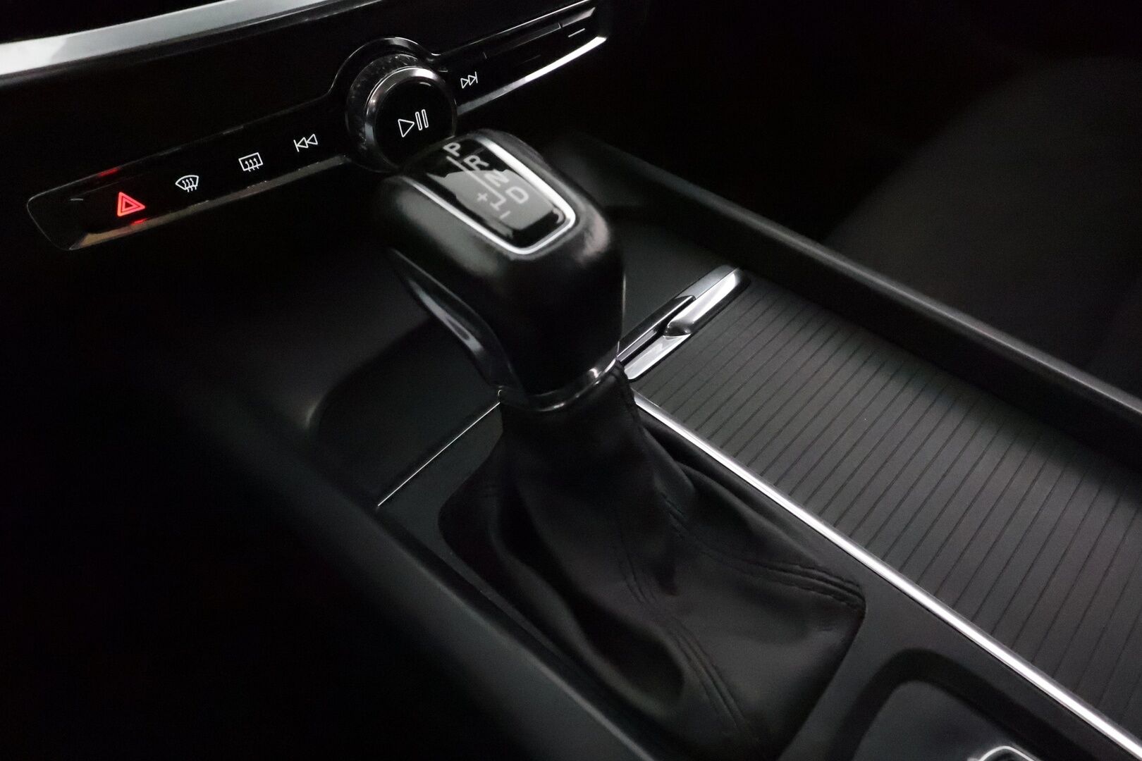 Volvo V60 2019 D3 AWD Momentum aut *Webasto / ACC / Full-LED / P.Kamera / Navi / Kaistavahti / KeylessGO* - Kahdet Renkaat