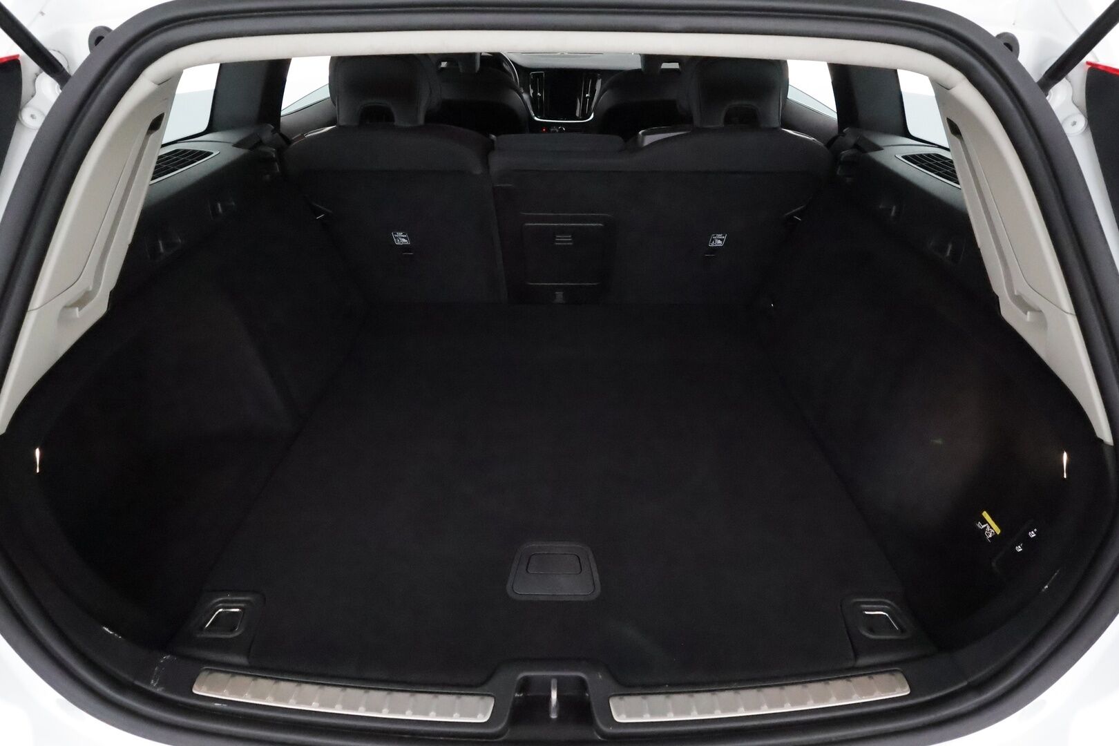 Volvo V60 2019 D3 AWD Momentum aut *Webasto / ACC / Full-LED / P.Kamera / Navi / Kaistavahti / KeylessGO* - Kahdet Renkaat