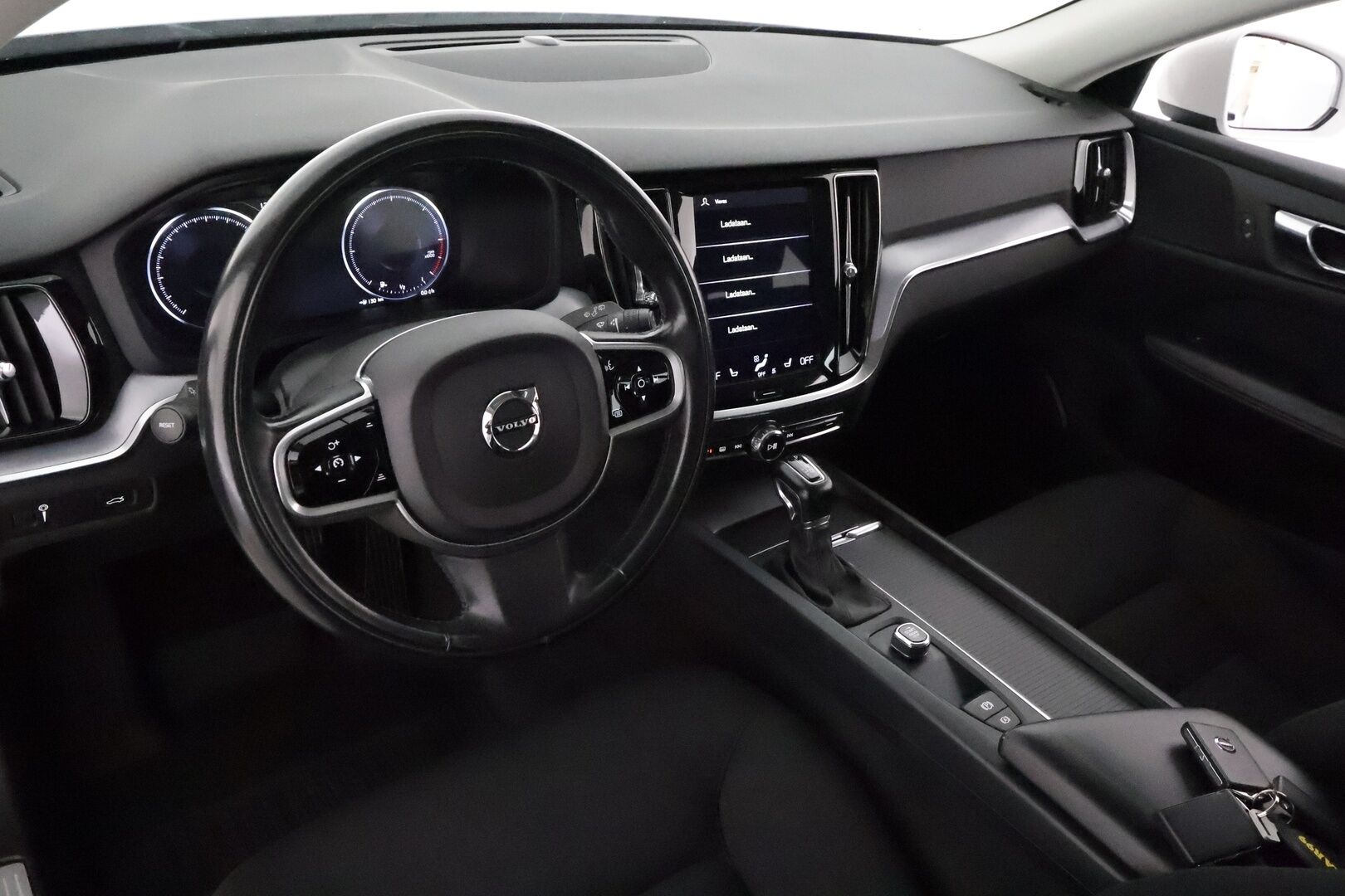 Volvo V60 2019 D3 AWD Momentum aut *Webasto / ACC / P-kamera / Navi / Kaistavahti / KeylessGO / Full LED* - *Kahdet renkaat & vanteet / Jakohihna vaihdettu!* - Osta nyt, maksa vasta ensi vuonna