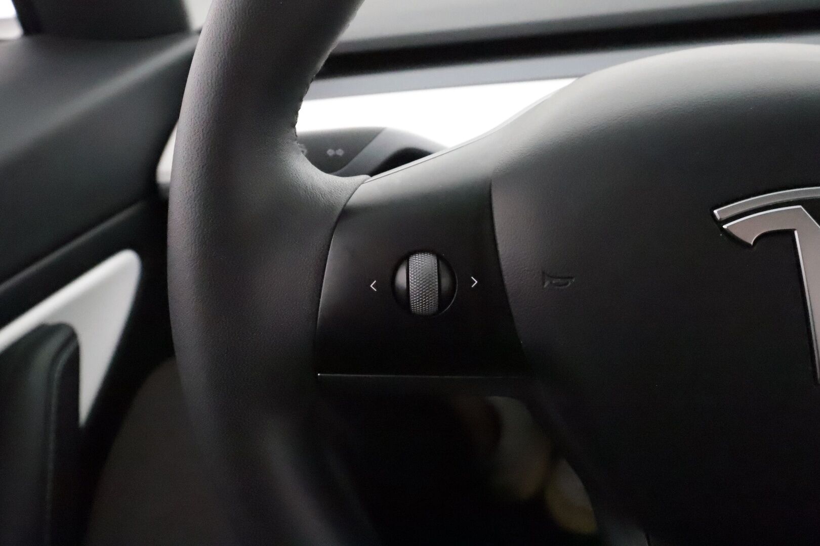 TESLA MODEL 3 2021 Standard Range Plus **Lasikatto / Lämpöpumppu / Koukku / Adapt.Vakkari / Matrix-LED / P.kamera / Muistipenkki / Navi** - 2x Latauskaapelit