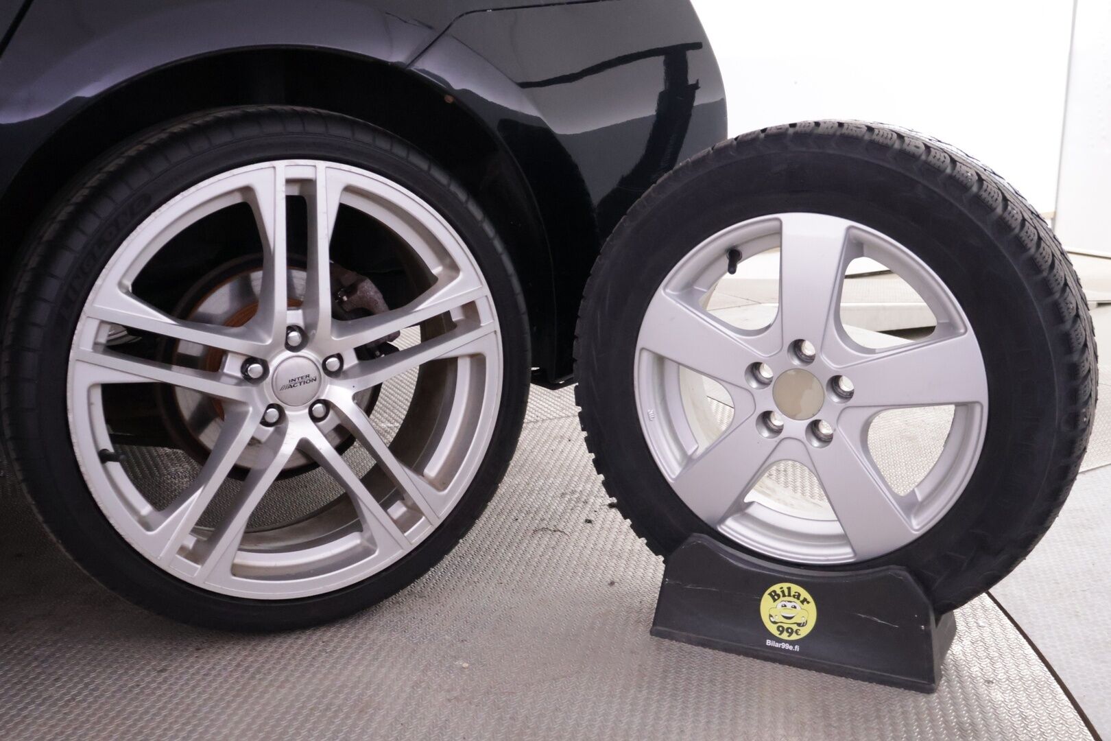 TOYOTA PRIUS 2015 1.8HSD aut *Juuri Katsastettu! / P.Kamera / HUD / Nahat / JBL * - HULLU BLACKWEEK KORKOTARJOUS 2,49%