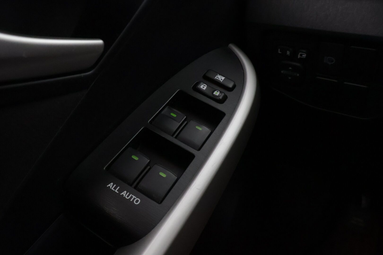 TOYOTA PRIUS 2015 1.8HSD aut *Juuri Katsastettu! / P.Kamera / HUD / Nahat / JBL * - HULLU BLACKWEEK KORKOTARJOUS 2,49%