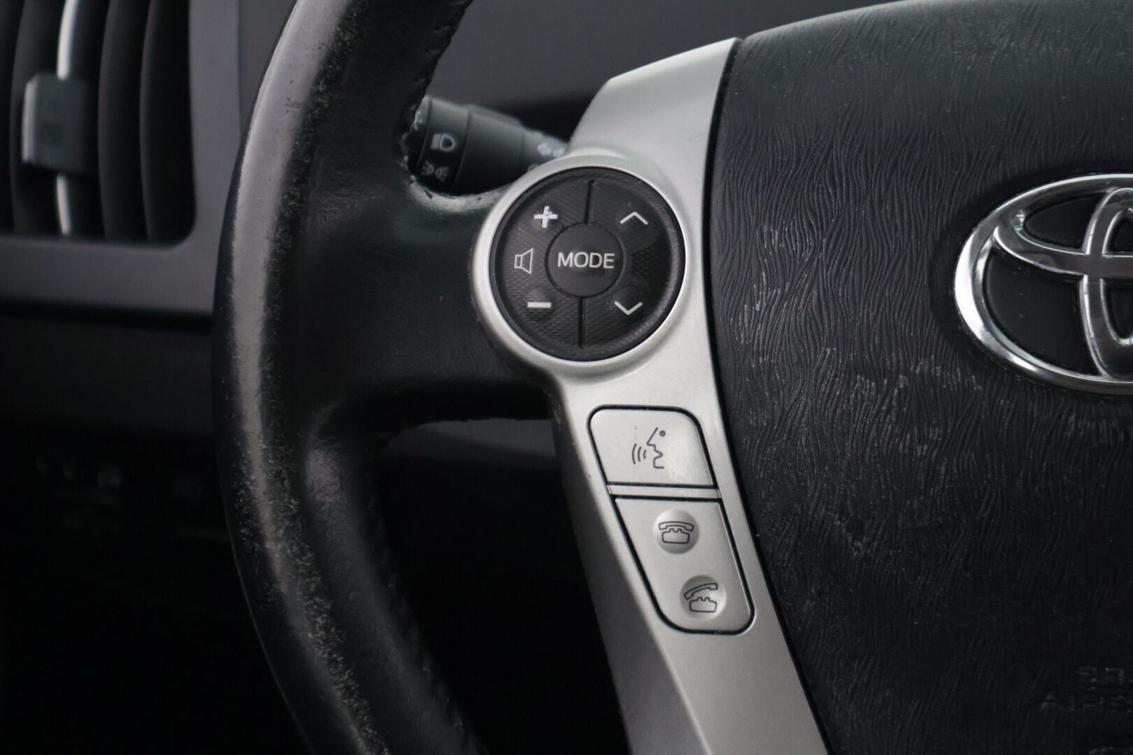 TOYOTA PRIUS 2015 1.8HSD aut *Juuri Katsastettu! / P.Kamera / HUD / Nahat / JBL * - HULLU BLACKWEEK KORKOTARJOUS 2,49%