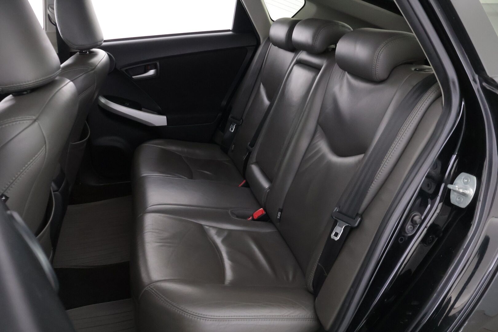 TOYOTA PRIUS 2015 1.8HSD aut *Juuri Katsastettu! / P.Kamera / HUD / Nahat / JBL * - HULLU BLACKWEEK KORKOTARJOUS 2,49%