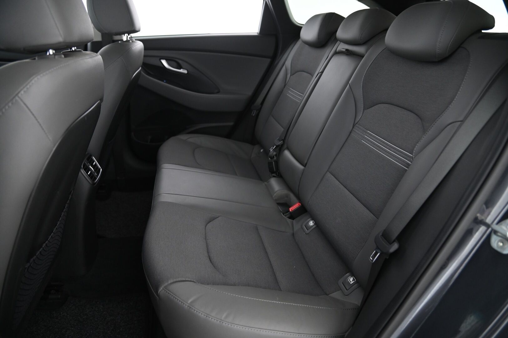 Hyundai i30 Wagon 2022 1,5 T-GDI 159 hv 48V hybrid 7-DCT-aut Style *1.Om Suomi-Auto / Vakkari / Ratinlämmitys / P-Kamera / Tutkat / Navi / Digimittaristo / Kessy* - *Juuri saapunut / Lohko+pistoke / Sisätilalämmitin / Blue link / 2X renkaat / Siisti*