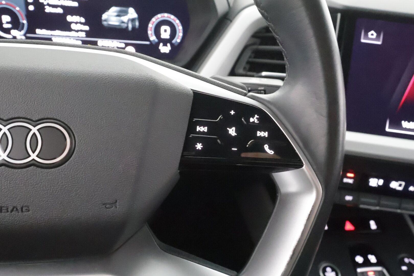 Audi Q4 e-tron 2022 40 e-tron - | ACC | ILP | P.Kamera | LED | Digimittaristo | Apple&Android | 1.Om Suomi-auto | Merkkihuollettu | Kahdet Renkaat |