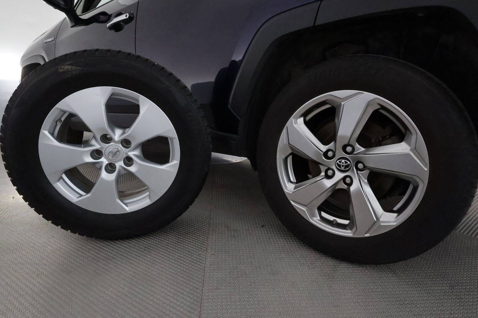 Toyota RAV4 2019 2,5 Hybrid AWD-i Premium **ACC / JBL / LED / 360° Kamera / Ilmastoitu Muistipenkki / Navi  / Sisätilanlämmitin** - 3,99 % KORKOTARJOUS TÄHÄN AUTOON 21.9. ASTI! - Kahdet Renkaat