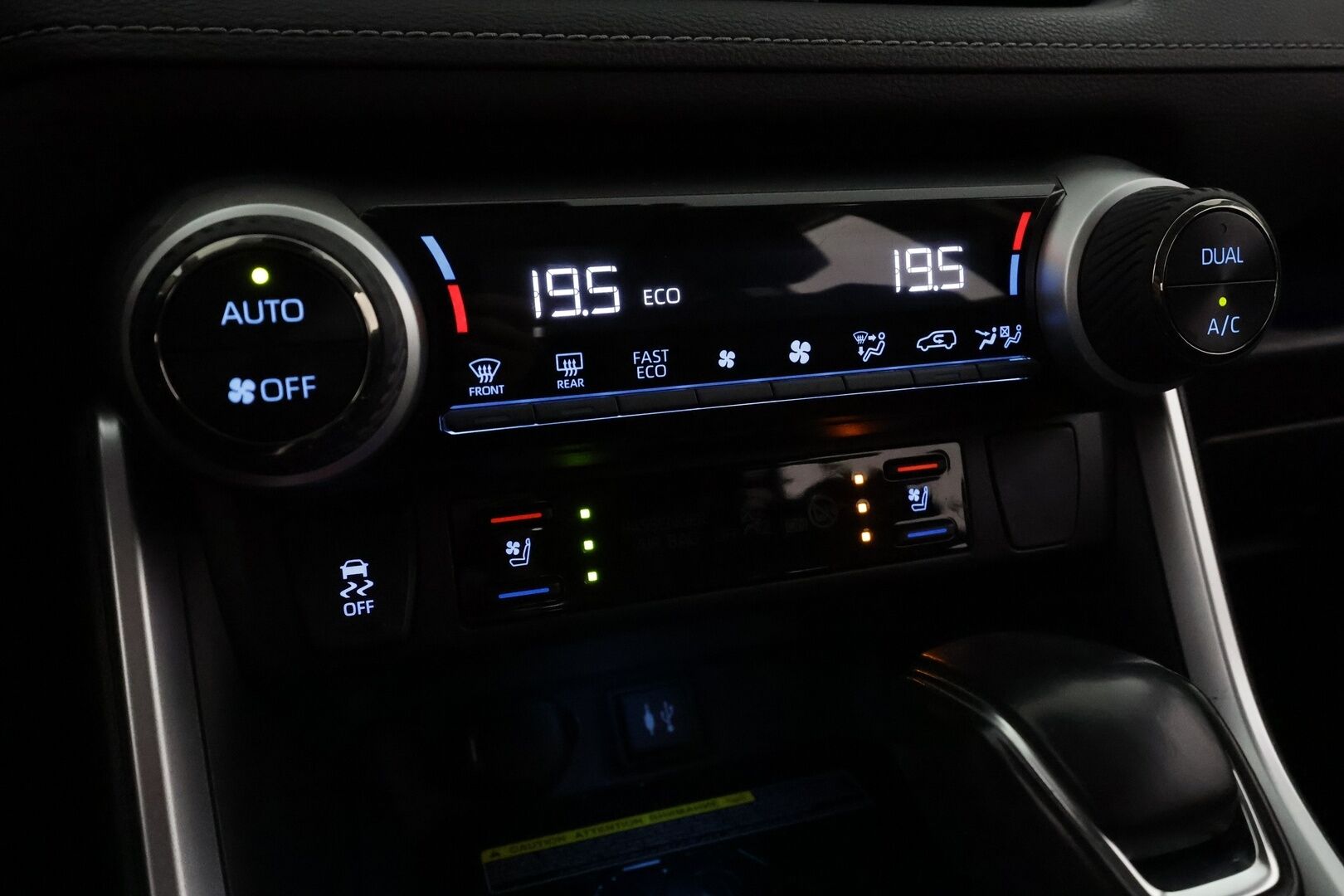 Toyota RAV4 2019 2,5 Hybrid AWD-i Premium **ACC / JBL / LED / 360° Kamera / Ilmastoitu Muistipenkki / Navi  / Sisätilanlämmitin** - 3,99 % KORKOTARJOUS TÄHÄN AUTOON 21.9. ASTI! - Kahdet Renkaat