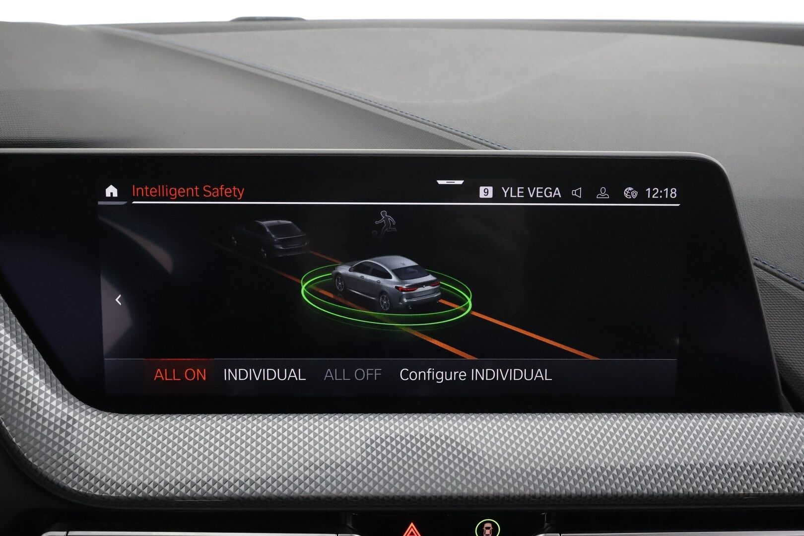 BMW 218 2022 F44 Gran Coupé 218i A Business M Sport * Vakkari / P.tutkat / Lohko+Sisä / Sporttipenkit / LED / Navi / Puolinahat * - 1.Om Suomi-auto / Kahdet renkaat aluvanteilla / Merkkihuollettu