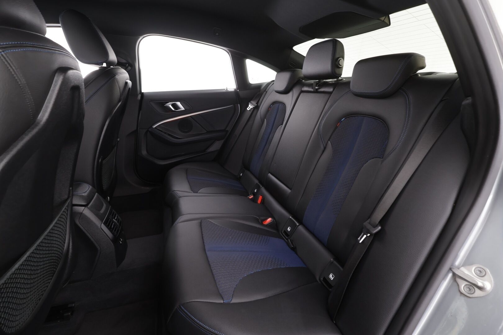 BMW 218 2022 F44 Gran Coupé 218i A Business M Sport * Vakkari / P.tutkat / Lohko+Sisä / Sporttipenkit / LED / Navi / Puolinahat * - 1.Om Suomi-auto / Kahdet renkaat aluvanteilla / Merkkihuollettu