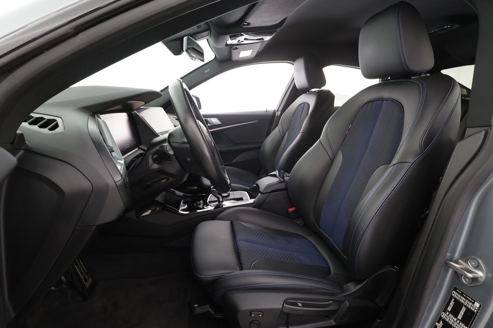 BMW 218 2022 F44 Gran Coupé 218i A Business M Sport * Vakkari / P.tutkat / Lohko+Sisä / Sporttipenkit / LED / Navi / Puolinahat * - 1.Om Suomi-auto / Kahdet renkaat aluvanteilla / Merkkihuollettu