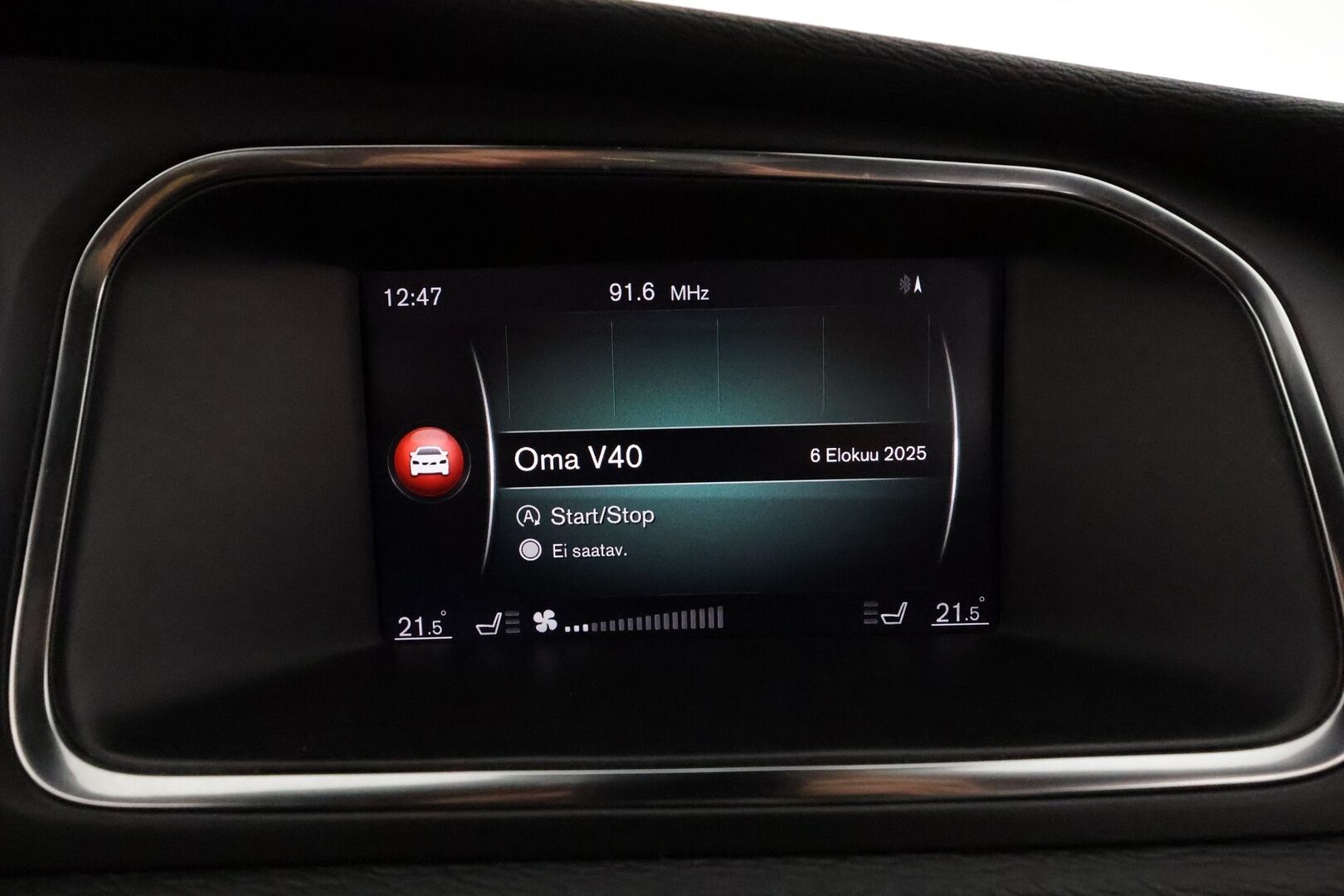 Volvo V40 2019 D3 R-Design aut **Vakkari / Panorama / H&K / P.kamera / Nahat / Digimittaristo / Lämmitettävä tuulilasi / Navi** - Kahdet renkaat aluvanteilla
