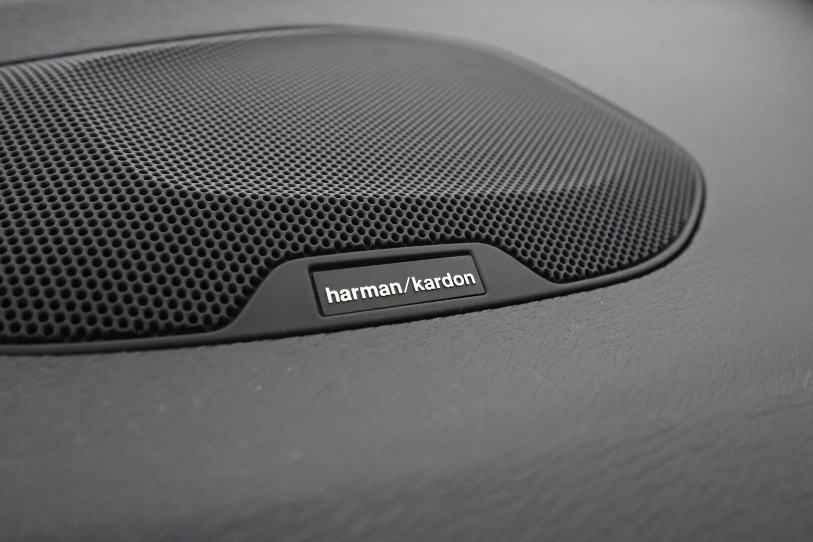 Volvo V40 2019 D3 R-Design aut **Vakkari / Panorama / H&K / P.kamera / Nahat / Digimittaristo / Lämmitettävä tuulilasi / Navi** - Kahdet renkaat aluvanteilla