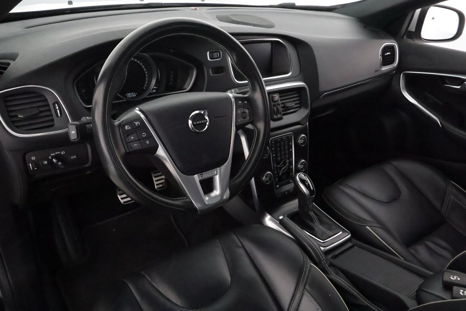 Volvo V40 2019 D3 R-Design aut **Vakkari / Panorama / H&K / P.kamera / Nahat / Digimittaristo / Lämmitettävä tuulilasi / Navi** - Kahdet renkaat aluvanteilla