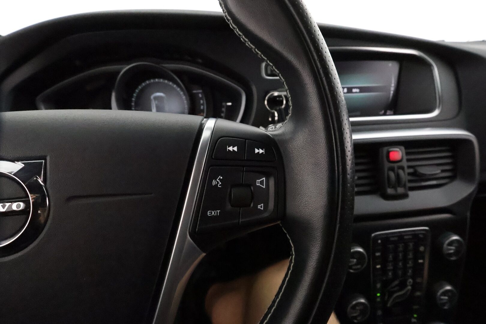 Volvo V40 2019 D3 R-Design aut **Vakkari / Panorama / H&K / P.kamera / Nahat / Digimittaristo / Lämmitettävä tuulilasi / Navi** - Kahdet renkaat aluvanteilla