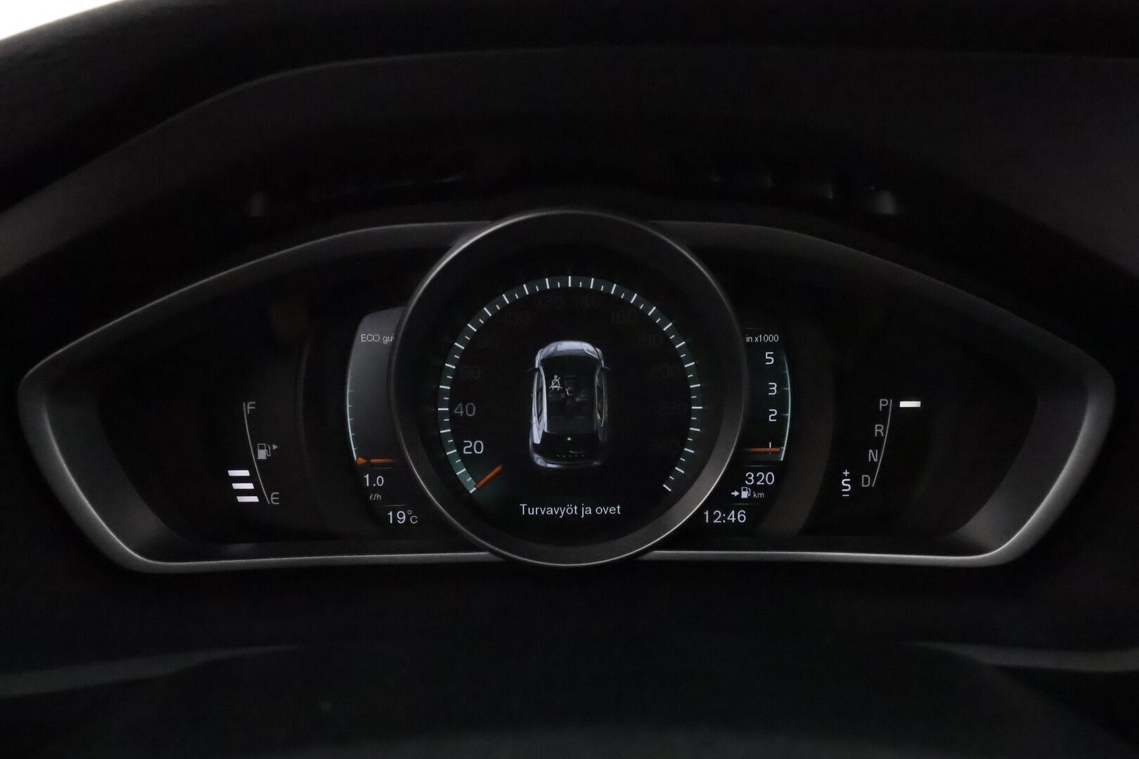 Volvo V40 2019 D3 R-Design aut **Vakkari / Panorama / H&K / P.kamera / Nahat / Digimittaristo / Lämmitettävä tuulilasi / Navi** - Kahdet renkaat aluvanteilla