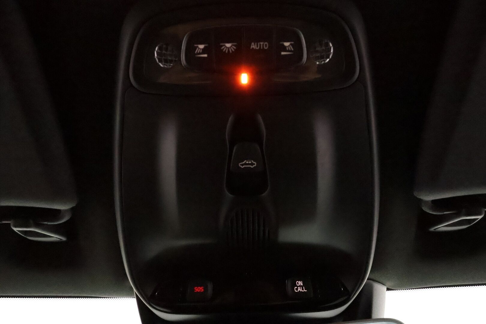 Volvo V40 2019 D3 R-Design aut **Vakkari / Panorama / H&K / P.kamera / Nahat / Digimittaristo / Lämmitettävä tuulilasi / Navi** - Kahdet renkaat aluvanteilla