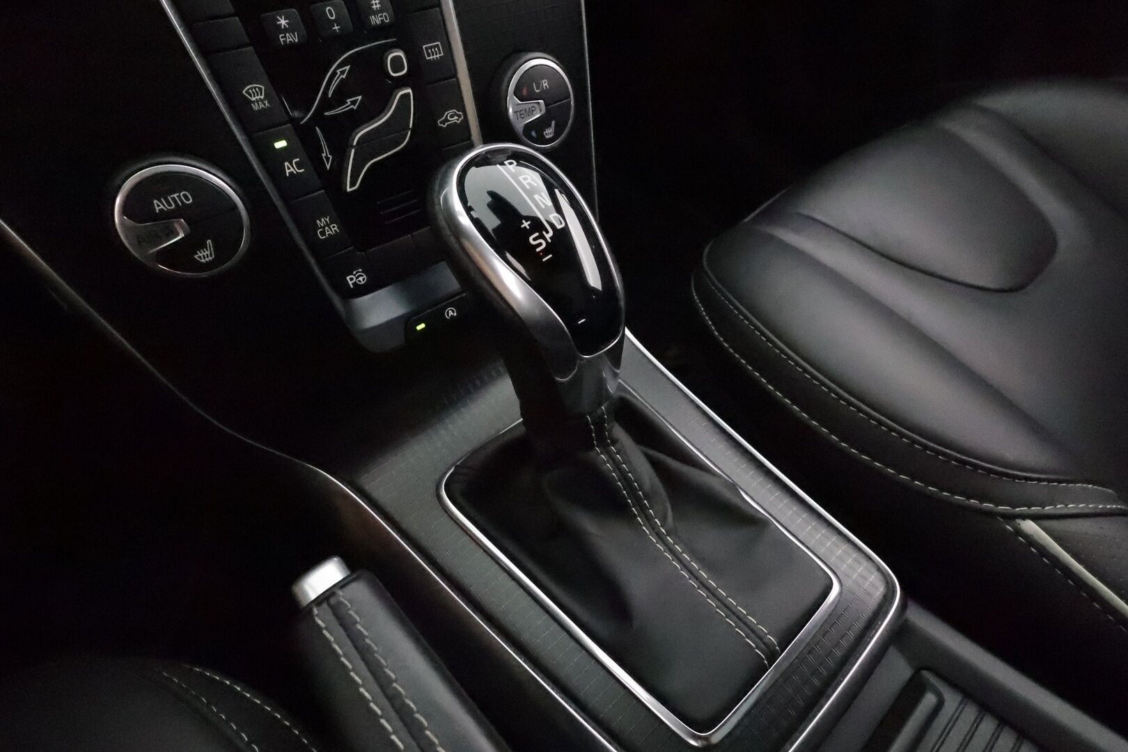 Volvo V40 2019 D3 R-Design aut **Vakkari / Panorama / H&K / P.kamera / Nahat / Digimittaristo / Lämmitettävä tuulilasi / Navi** - Kahdet renkaat aluvanteilla