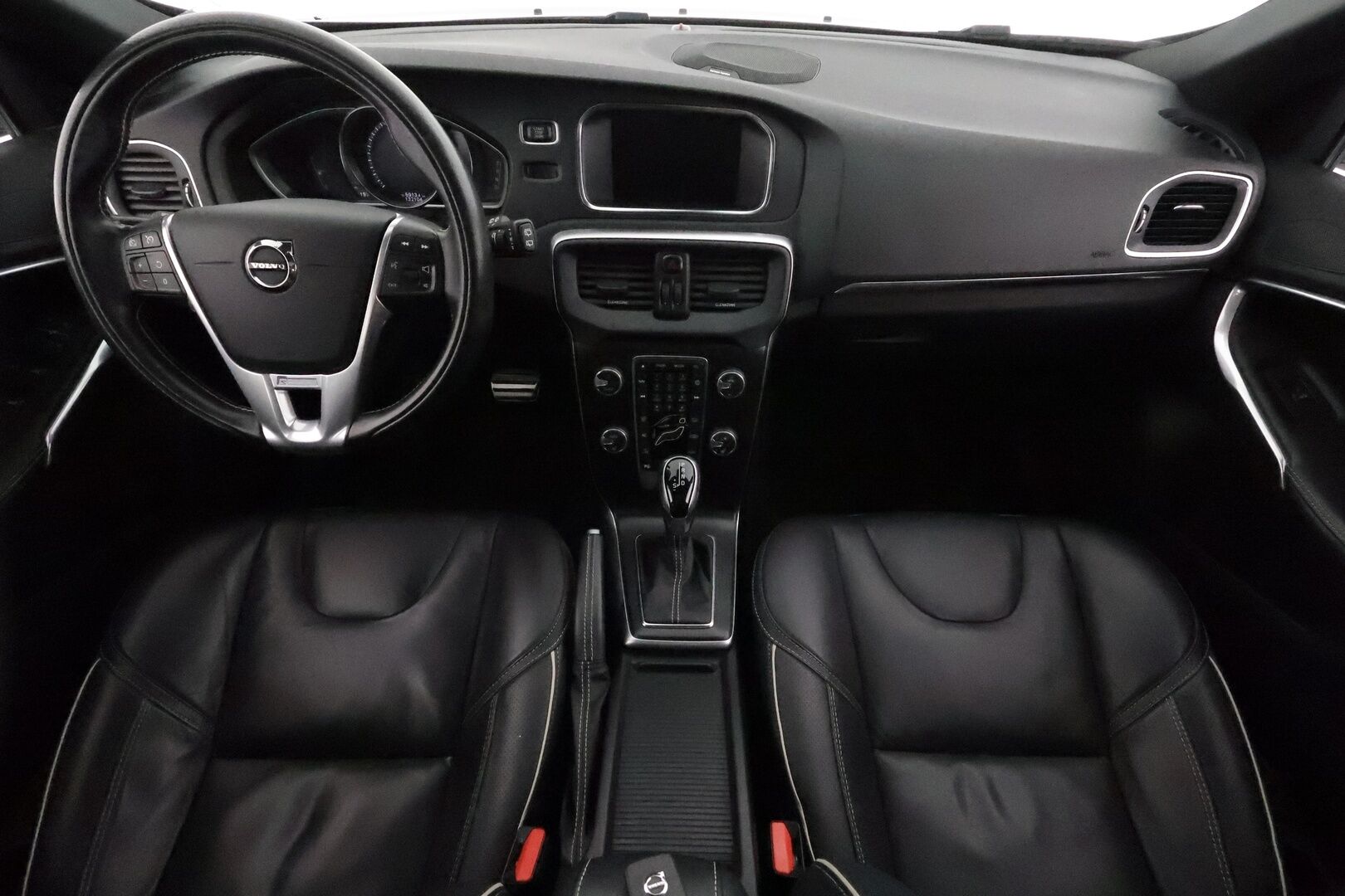 Volvo V40 2019 D3 R-Design aut **Vakkari / Panorama / H&K / P.kamera / Nahat / Digimittaristo / Lämmitettävä tuulilasi / Navi** - Kahdet renkaat aluvanteilla