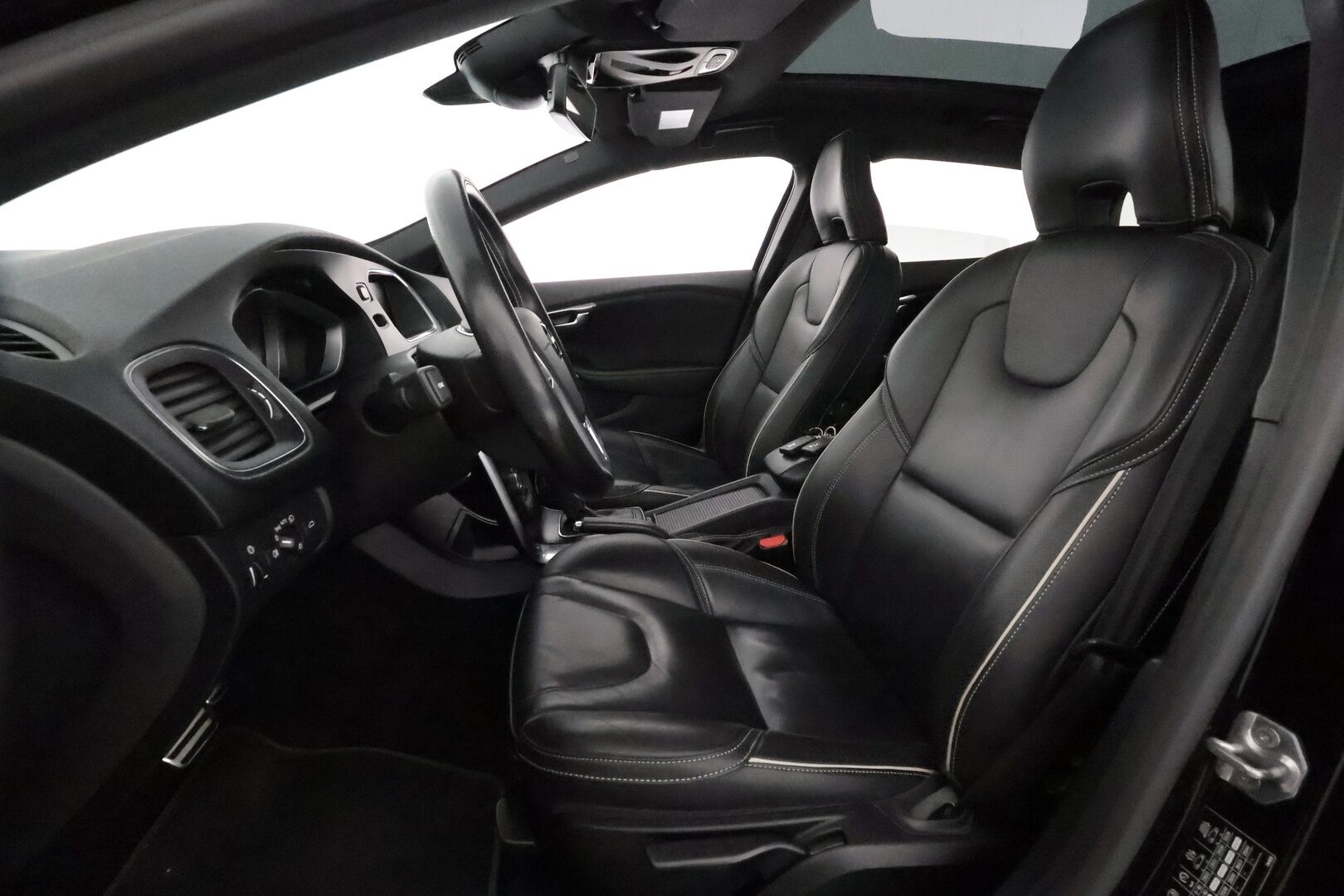 Volvo V40 2019 D3 R-Design aut **Vakkari / Panorama / H&K / P.kamera / Nahat / Digimittaristo / Lämmitettävä tuulilasi / Navi** - Kahdet renkaat aluvanteilla