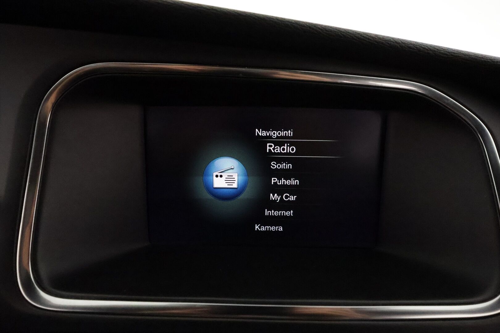 Volvo V40 2019 D3 R-Design aut **Vakkari / Panorama / H&K / P.kamera / Nahat / Digimittaristo / Lämmitettävä tuulilasi / Navi** - Kahdet renkaat aluvanteilla