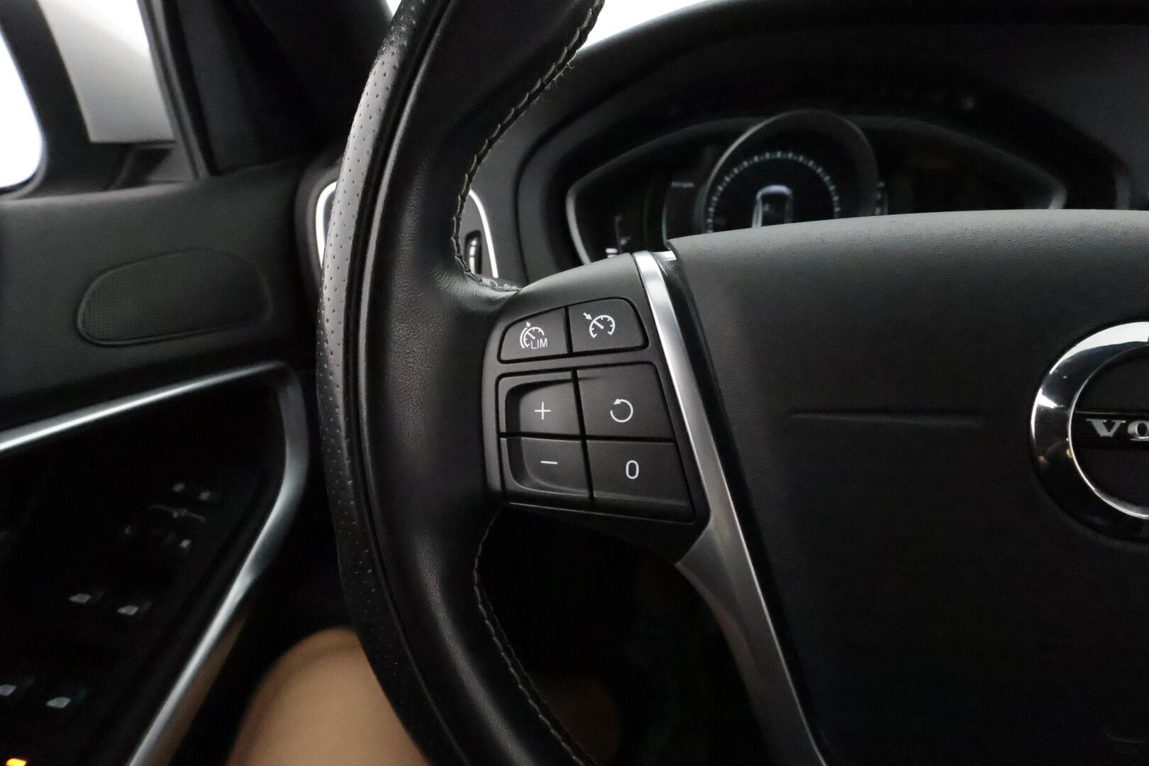Volvo V40 2019 D3 R-Design aut **Vakkari / Panorama / H&K / P.kamera / Nahat / Digimittaristo / Lämmitettävä tuulilasi / Navi** - Kahdet renkaat aluvanteilla