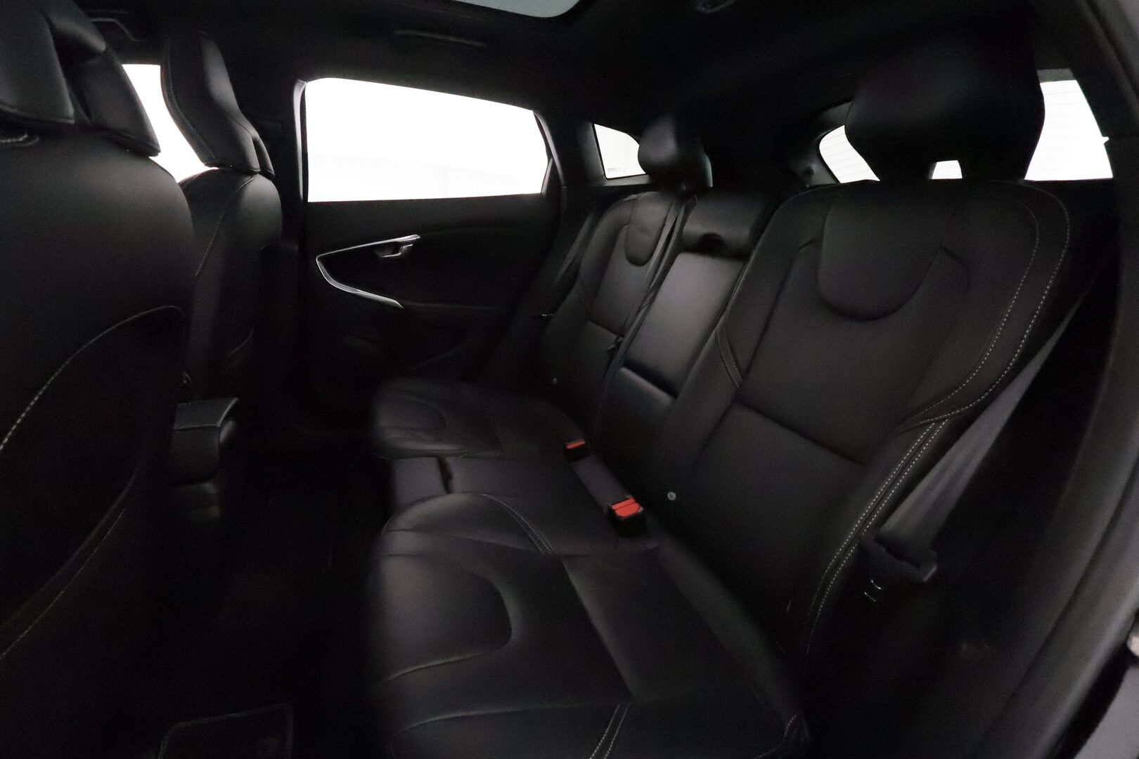 Volvo V40 2019 D3 R-Design aut **Vakkari / Panorama / H&K / P.kamera / Nahat / Digimittaristo / Lämmitettävä tuulilasi / Navi** - Kahdet renkaat aluvanteilla