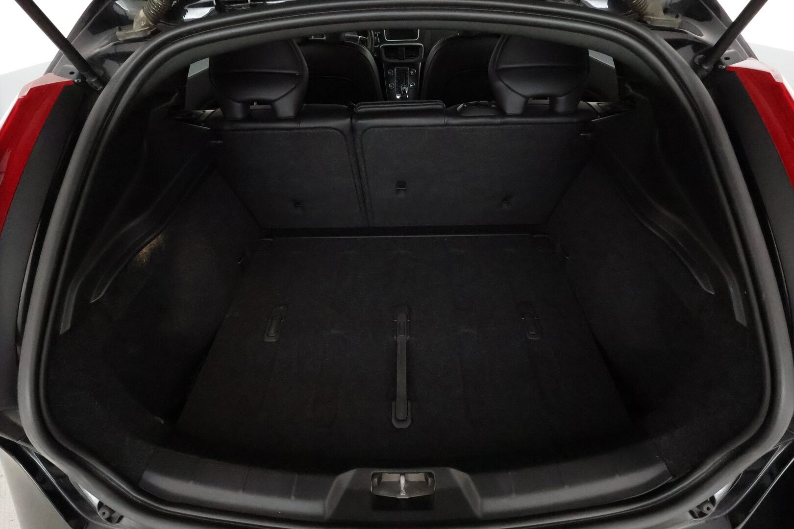 Volvo V40 2019 D3 R-Design aut **Vakkari / Panorama / H&K / P.kamera / Nahat / Digimittaristo / Lämmitettävä tuulilasi / Navi** - Kahdet renkaat aluvanteilla