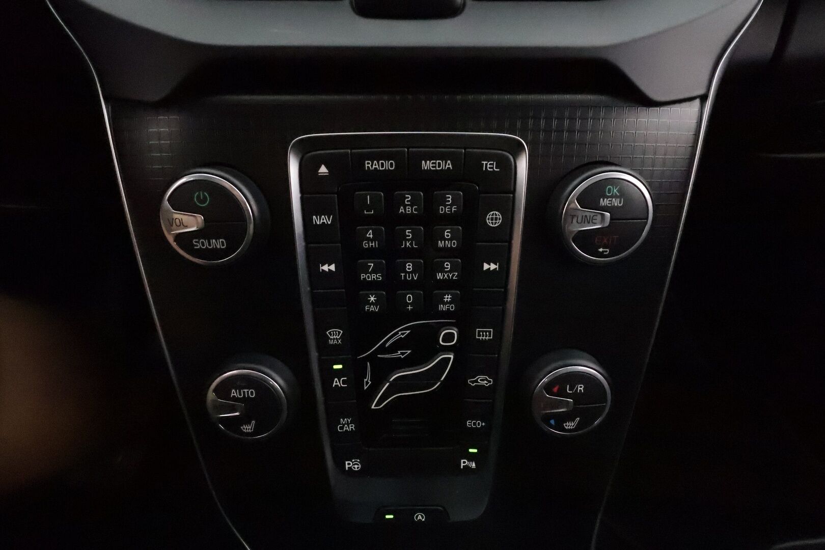 Volvo V40 2019 D3 R-Design aut **Vakkari / Panorama / H&K / P.kamera / Nahat / Digimittaristo / Lämmitettävä tuulilasi / Navi** - Kahdet renkaat aluvanteilla