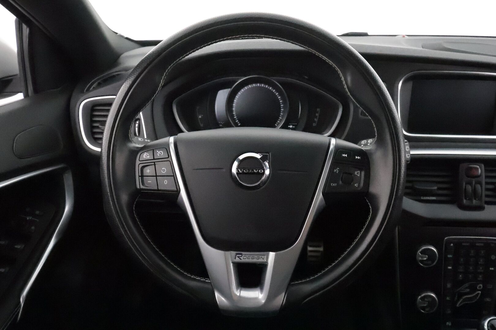 Volvo V40 2019 D3 R-Design aut **Vakkari / Panorama / H&K / P.kamera / Nahat / Digimittaristo / Lämmitettävä tuulilasi / Navi** - Kahdet renkaat aluvanteilla