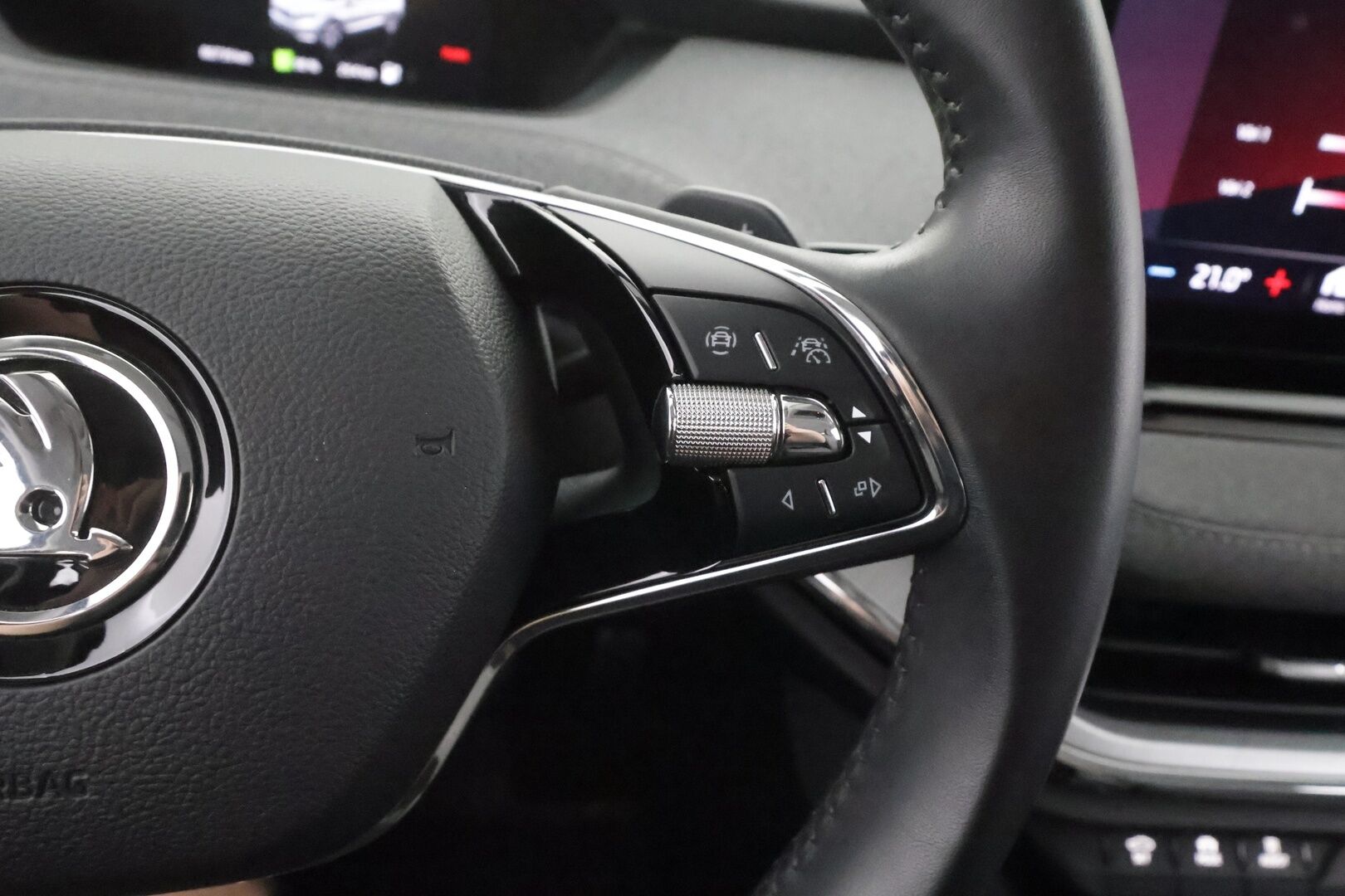 Skoda Enyaq 2022 60 iV - | ILP | ACC | LED | P.Kamera | Puolinahat | Navi | Kaistavahti | Keyless | Digimittaristo | 1-om Suomi-auto | Merkkihuollot | Kahdet renkaat | 2x Latauskaapelit |