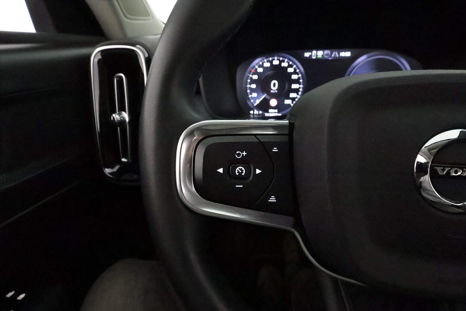 Volvo XC40 2022 T4 TwE Business Inscription Expression Edition aut **Webasto / P.kamera / Koukku / KeylessGo** - 1.om Suomi-auto / Akku kuntotarkastettu / Merkkihuollettu / Peruutuskamera / Kahdet renkaat aluvanteilla