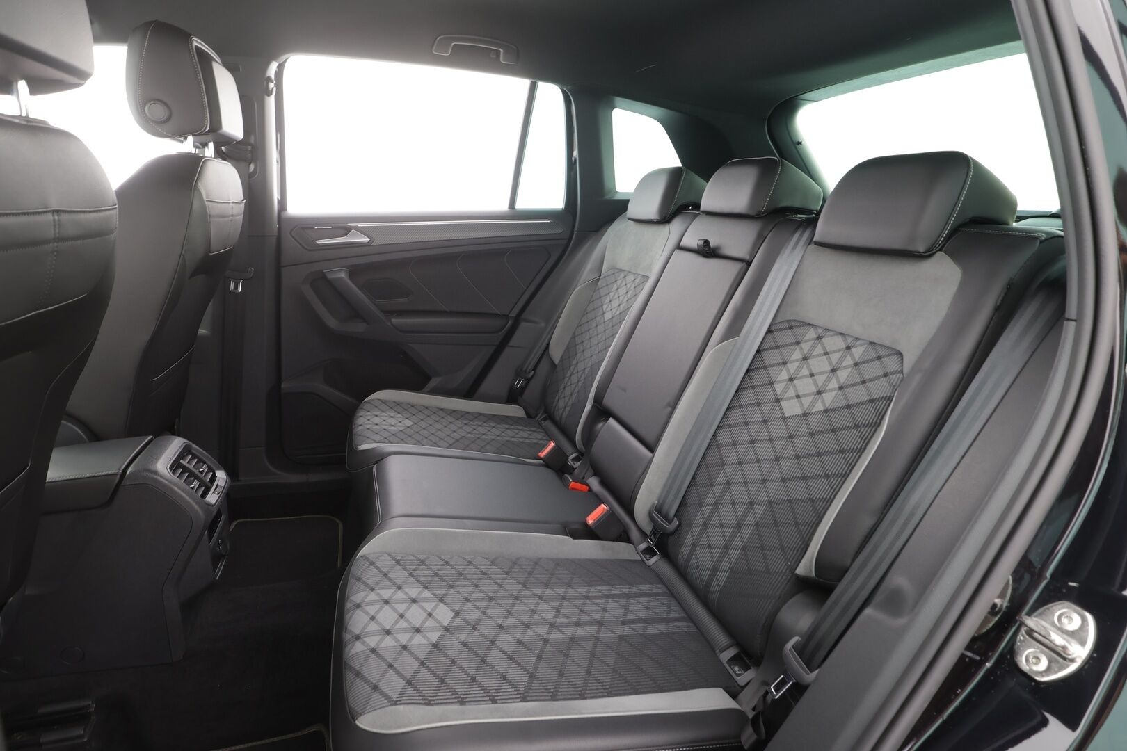 Volkswagen Tiguan 2022 R-Line eHybrid 180 kW DSG-automaatti - | ACC | IQ.Light | Koukku | Travel assist | P.kamera | Navi | Digimittaristo | Sähk. takaluukku | Keyless | Merkkihuollot | ALV | 