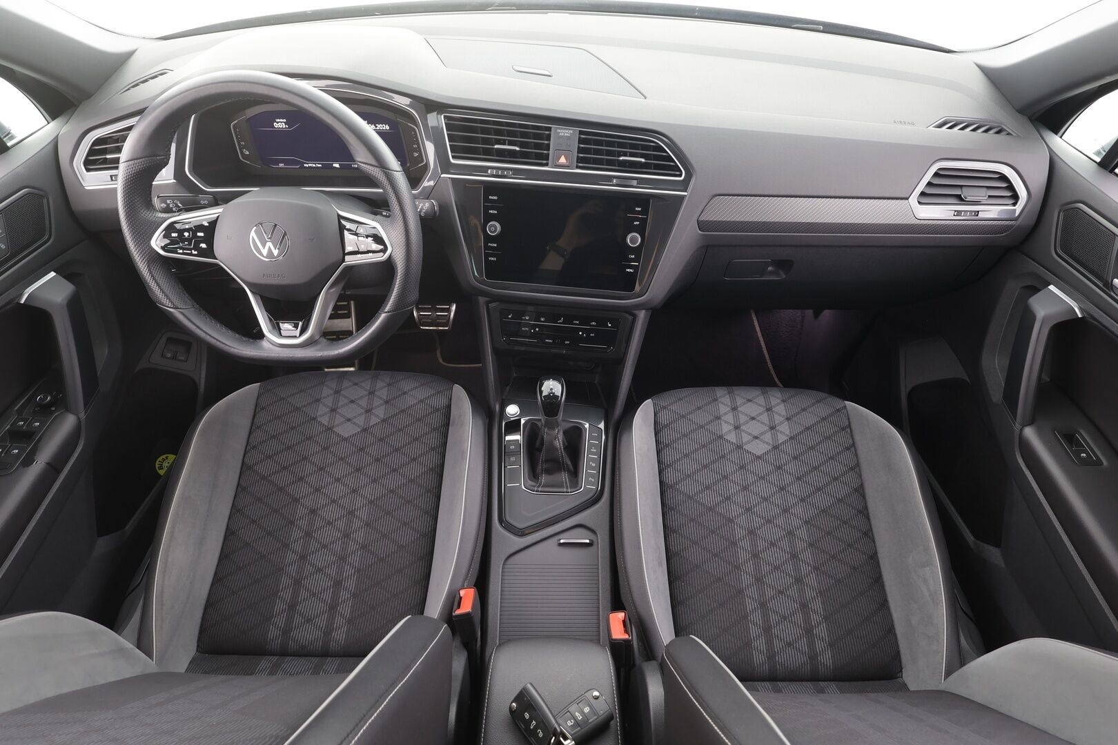 Volkswagen Tiguan 2022 R-Line eHybrid 180 kW DSG-automaatti - | ACC | IQ.Light | Koukku | Travel assist | P.kamera | Navi | Digimittaristo | Sähk. takaluukku | Keyless | Merkkihuollot | ALV | 