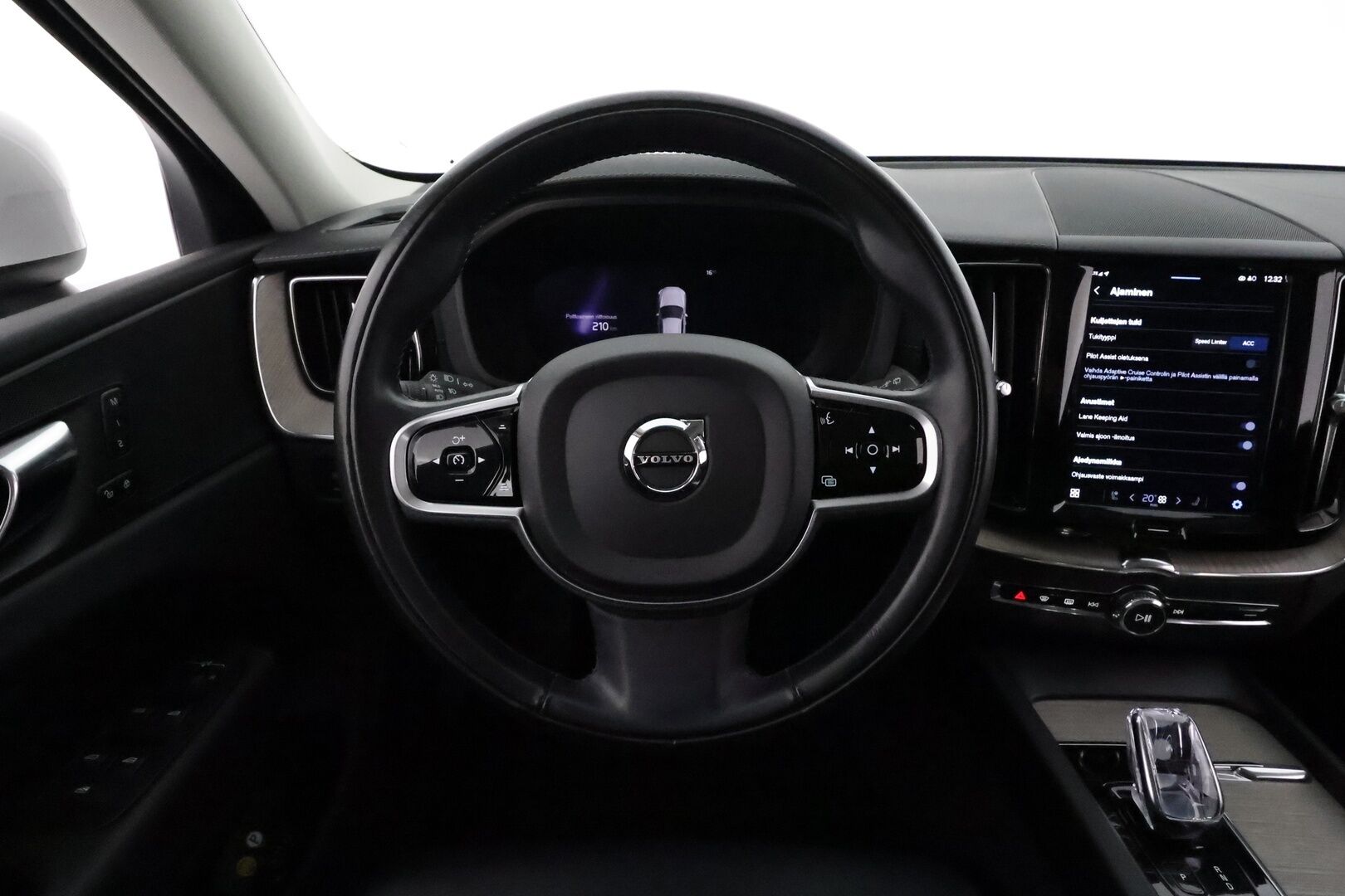 Volvo XC60 2022 B4 AWD D-MHEV Business Inscription Edition aut **ACC Webasto / Koukku / Full-LED / P.kamera / Sporttinahat Muistilla** - 3,99 % KORKOTARJOUS TÄHÄN AUTOON 21.9. ASTI! - 1-om Suomi-auto / Kahdet Renkaat / Merkkihuollettu!