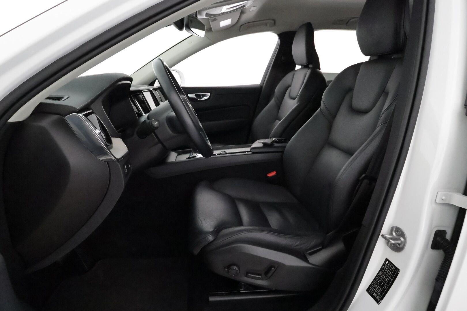 Volvo XC60 2022 B4 AWD D-MHEV Business Inscription Edition aut **ACC Webasto / Koukku / Full-LED / P.kamera / Sporttinahat Muistilla** - 3,99 % KORKOTARJOUS TÄHÄN AUTOON 21.9. ASTI! - 1-om Suomi-auto / Kahdet Renkaat / Merkkihuollettu!