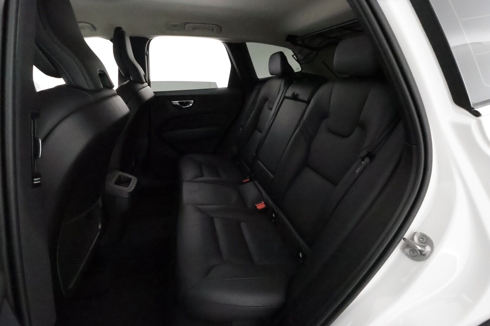 Volvo XC60 2022 B4 AWD D-MHEV Business Inscription Edition aut **ACC Webasto / Koukku / Full-LED / P.kamera / Sporttinahat Muistilla** - 3,99 % KORKOTARJOUS TÄHÄN AUTOON 21.9. ASTI! - 1-om Suomi-auto / Kahdet Renkaat / Merkkihuollettu!