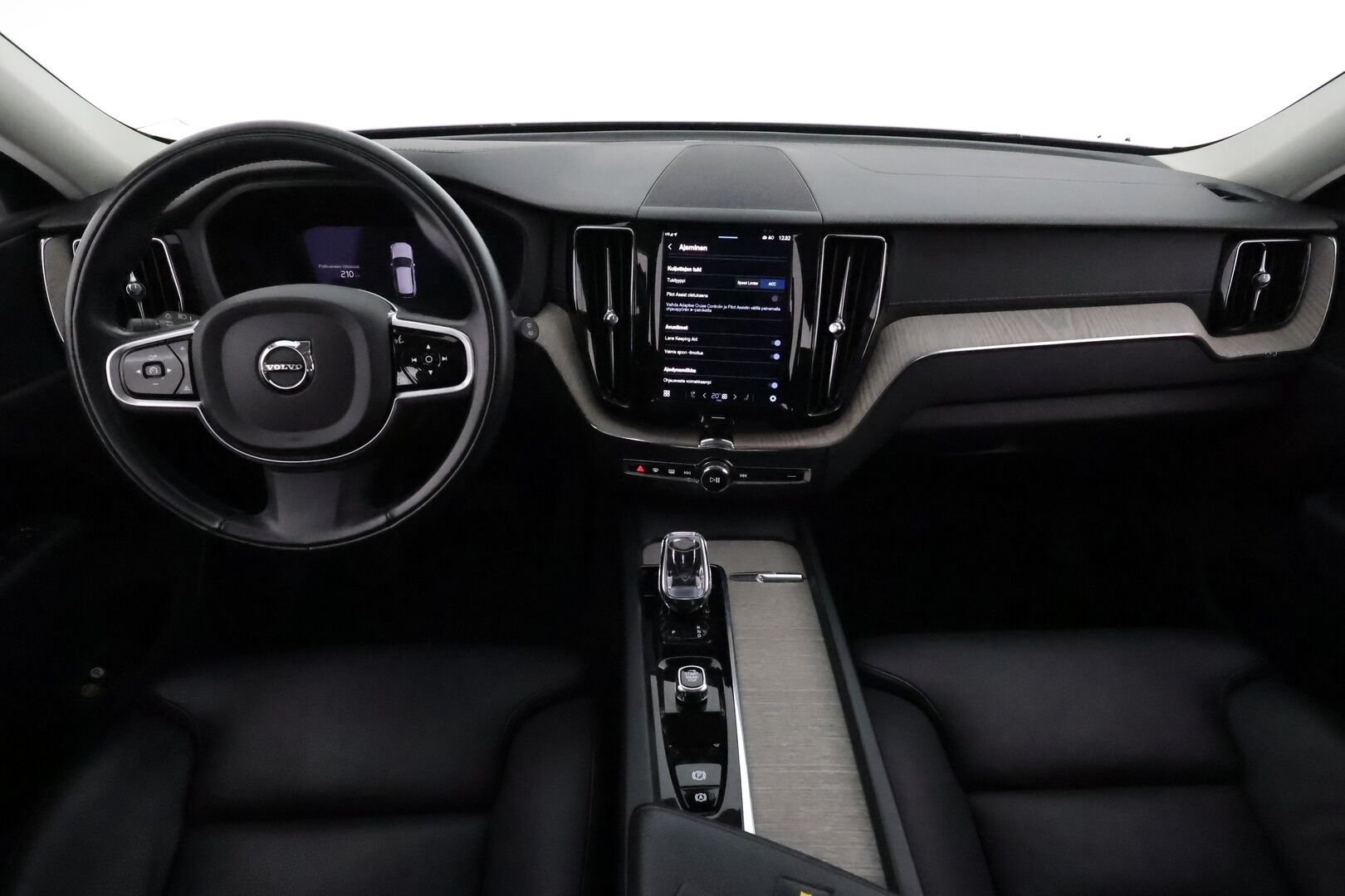 Volvo XC60 2022 B4 AWD D-MHEV Business Inscription Edition aut **ACC Webasto / Koukku / Full-LED / P.kamera / Sporttinahat Muistilla** - 3,99 % KORKOTARJOUS TÄHÄN AUTOON 21.9. ASTI! - 1-om Suomi-auto / Kahdet Renkaat / Merkkihuollettu!