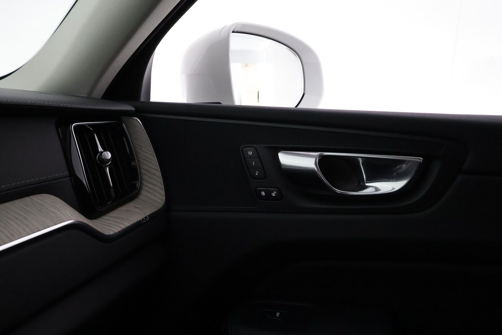 Volvo XC60 2022 B4 AWD D-MHEV Business Inscription Edition aut **ACC Webasto / Koukku / Full-LED / P.kamera / Sporttinahat Muistilla** - 3,99 % KORKOTARJOUS TÄHÄN AUTOON 21.9. ASTI! - 1-om Suomi-auto / Kahdet Renkaat / Merkkihuollettu!