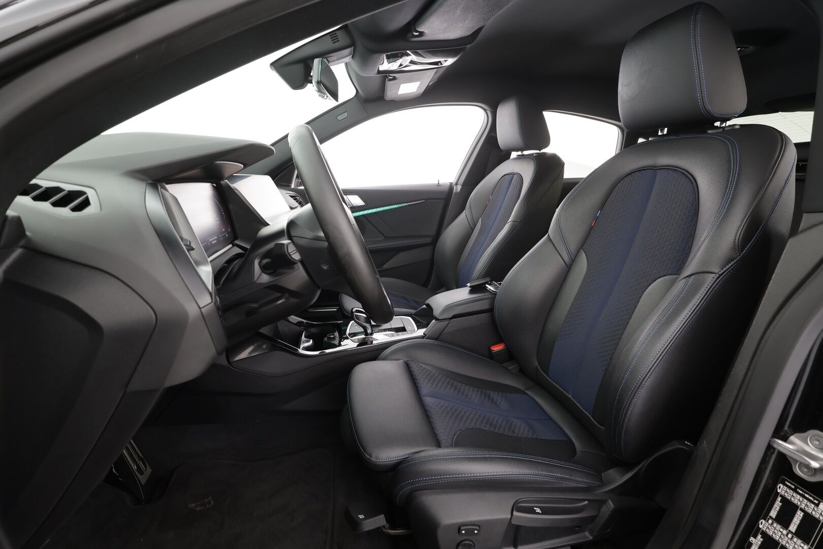 BMW 218 2022 F44 Gran Coupé 218i A Business M Sport * Vakkari / P.kamera / LED / Navi / Lohko+Sisä / Sporttipenkit / Koukku * - 1.Om Suomi-auto / Kahdet renkaat aluvanteilla / Merkkihuollettu