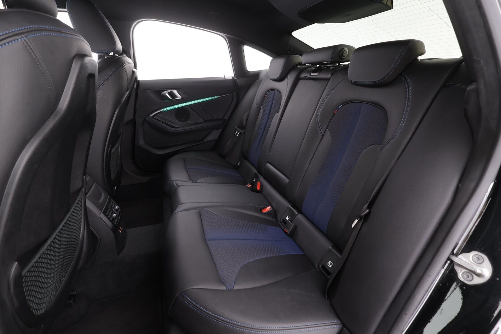 BMW 218 2022 F44 Gran Coupé 218i A Business M Sport * Vakkari / P.kamera / LED / Navi / Lohko+Sisä / Sporttipenkit / Koukku * - 1.Om Suomi-auto / Kahdet renkaat aluvanteilla / Merkkihuollettu