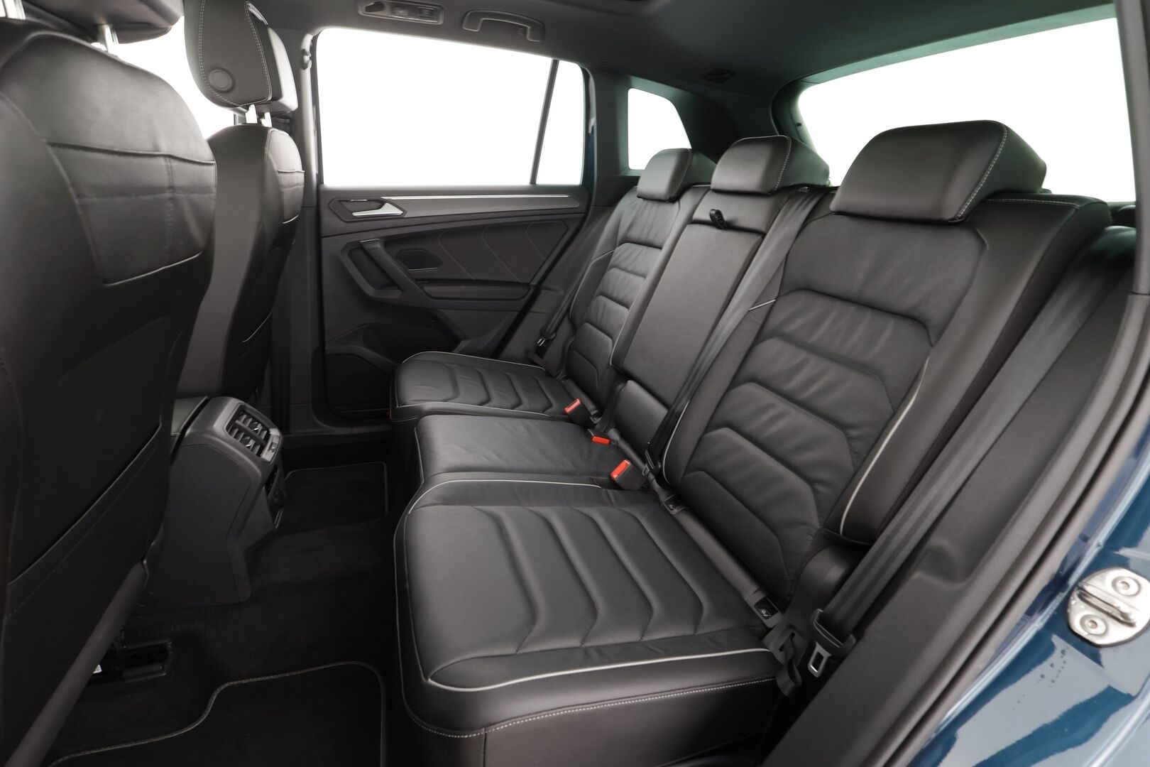 Volkswagen Tiguan 2022 R-Line eHybrid 180kW DSG * ACC / 360° / IQ.Light / Muistipenkit / Panorama / Lohkolämmitin / HUD / Nahat / KeylessGo * - 1.Om Suomi-auto / Akku kuntotarkastettu / Kahdet renkaat aluvanteilla / Huippuvarusteet