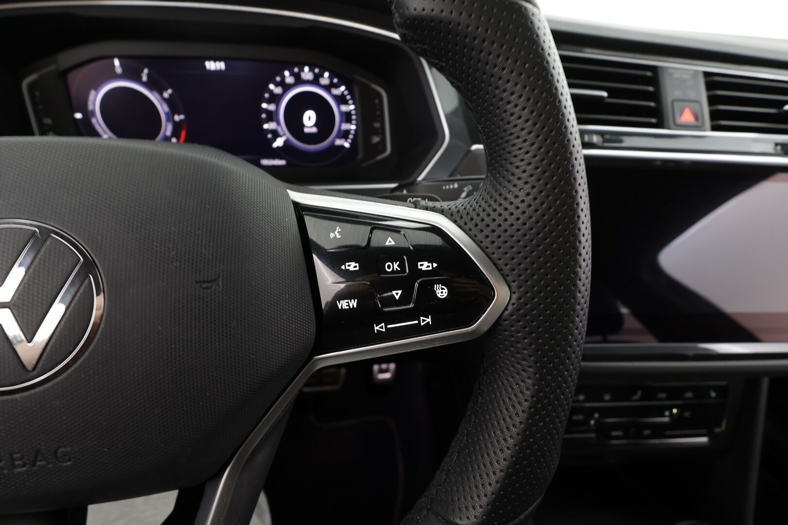 Volkswagen Tiguan 2022 R-Line eHybrid 180kW DSG * ACC / 360° / IQ.Light / Muistipenkit / Panorama / Lohkolämmitin / HUD / Nahat / KeylessGo * - 1.Om Suomi-auto / Akku kuntotarkastettu / Kahdet renkaat aluvanteilla / Huippuvarusteet