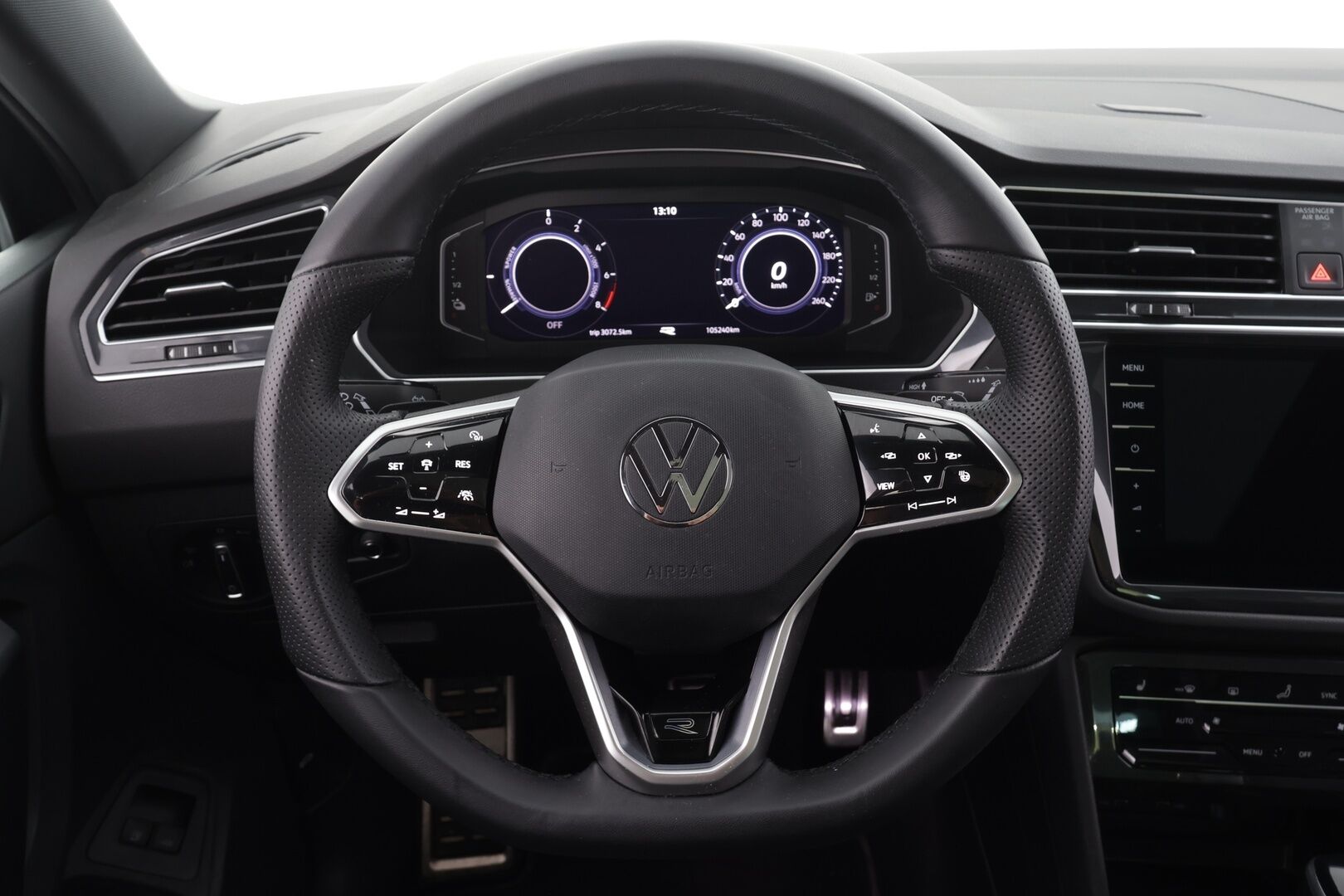 Volkswagen Tiguan 2022 R-Line eHybrid 180kW DSG * ACC / 360° / IQ.Light / Muistipenkit / Panorama / Lohkolämmitin / HUD / Nahat / KeylessGo * - 1.Om Suomi-auto / Akku kuntotarkastettu / Kahdet renkaat aluvanteilla / Huippuvarusteet