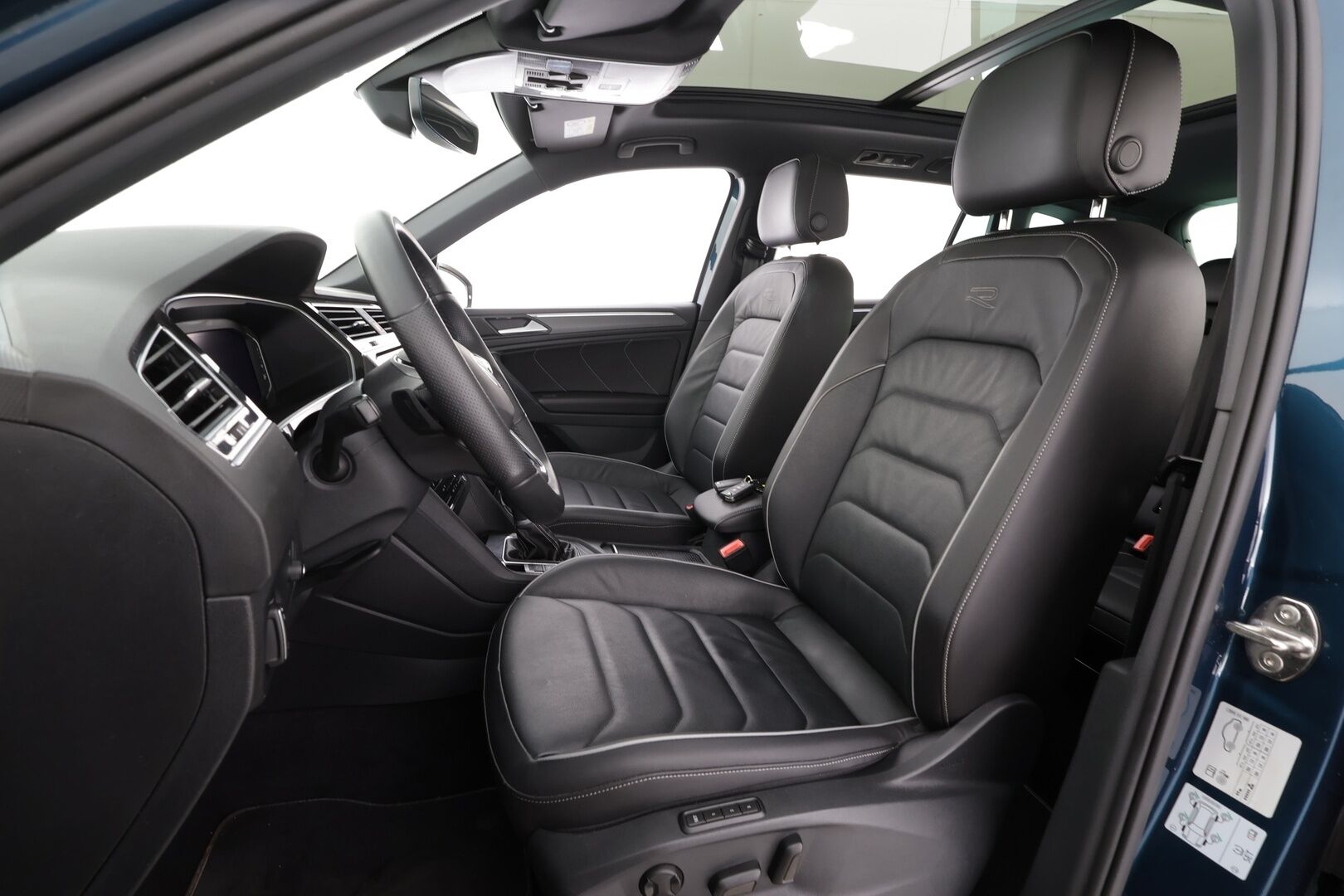 Volkswagen Tiguan 2022 R-Line eHybrid 180kW DSG * ACC / 360° / IQ.Light / Muistipenkit / Panorama / Lohkolämmitin / HUD / Nahat / KeylessGo * - 1.Om Suomi-auto / Akku kuntotarkastettu / Kahdet renkaat aluvanteilla / Huippuvarusteet