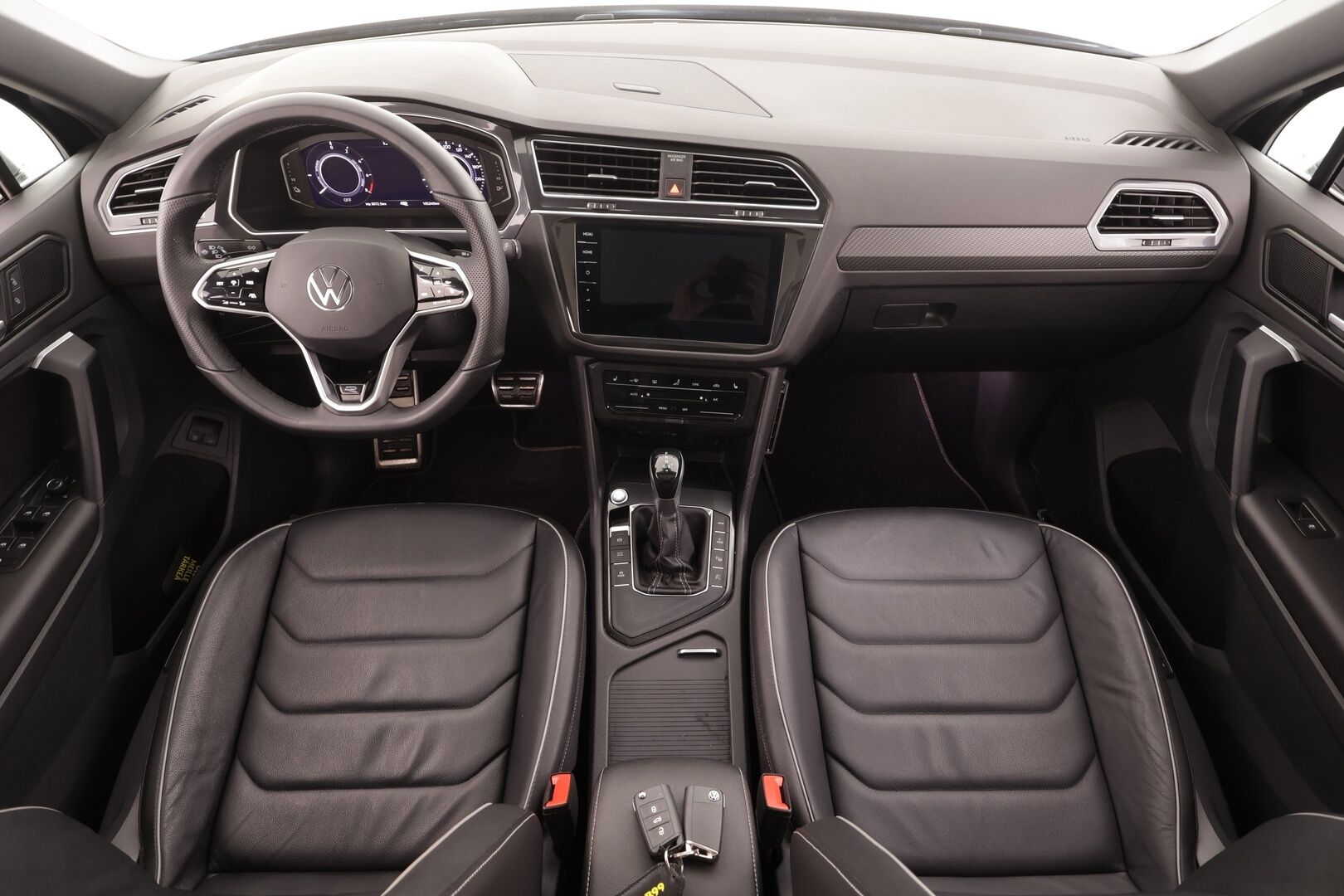 Volkswagen Tiguan 2022 R-Line eHybrid 180kW DSG * ACC / 360° / IQ.Light / Muistipenkit / Panorama / Lohkolämmitin / HUD / Nahat / KeylessGo * - 1.Om Suomi-auto / Akku kuntotarkastettu / Kahdet renkaat aluvanteilla / Huippuvarusteet