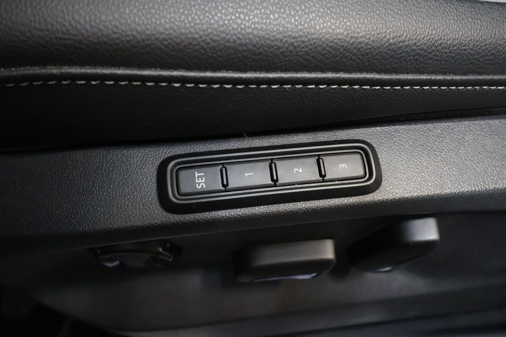 Volkswagen Tiguan 2022 R-Line eHybrid 180kW DSG * ACC / 360° / IQ.Light / Muistipenkit / Panorama / Lohkolämmitin / HUD / Nahat / KeylessGo * - 1.Om Suomi-auto / Akku kuntotarkastettu / Kahdet renkaat aluvanteilla / Huippuvarusteet